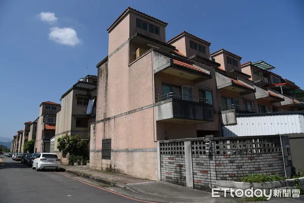 ▲921平價住宅專案讓售購屋點交,住戶歡喜領權狀(下同)。(圖/南投縣政府提供)