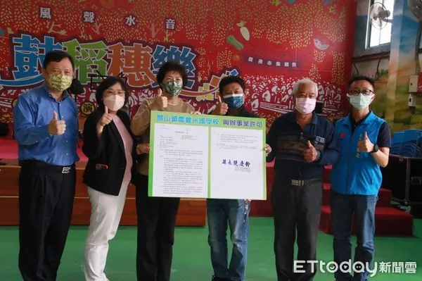 ▲台東縣長饒慶鈴親自前往頒發許可函。(圖/台東縣政府提供,下同)