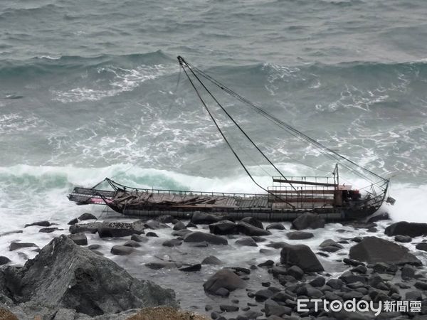 ▲▼金門烏坵海域發現不明漂流船。（圖／記者林名揚攝）