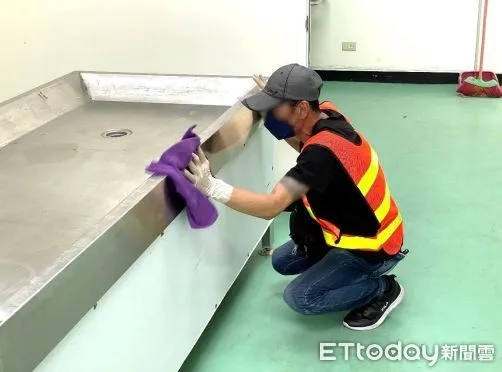 ▲▼酒駕到高雄市殯儀館打掃冷凍室。(圖/記者吳奕靖翻攝)