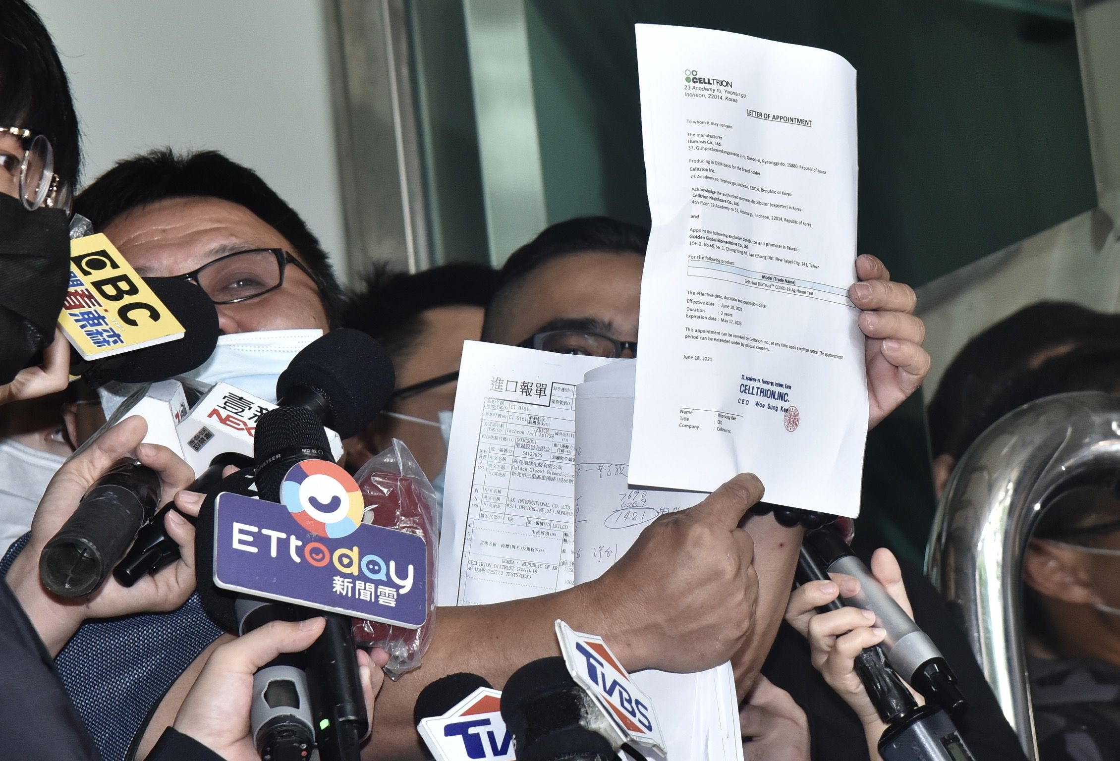 ▲▼高登環球生醫公司因投標政府快篩採購標案成為焦點,另有口罩商控訴公司董事長疑似涉嫌詐欺,高登董事長劉緯澤下午親自出面說明。(圖/記者李毓康攝)