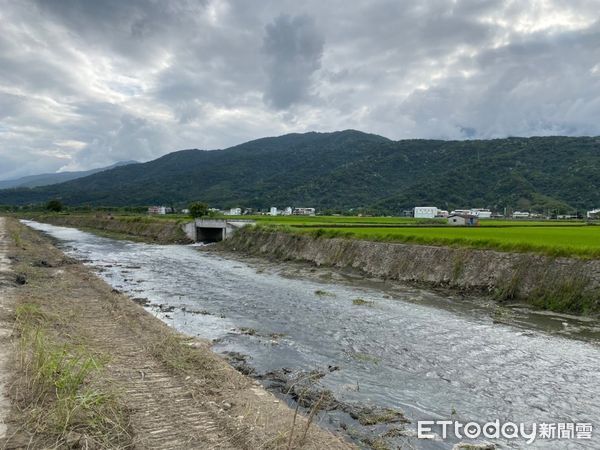 ▲▼花蓮針對全縣13鄉鎮市易淤積河段、區域排水及一般排水，投入鉅資進行清淤疏濬。（圖／花蓮縣政府提供，下同）