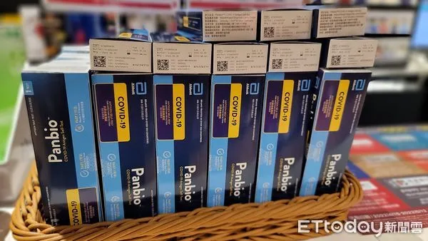 ▲▼全聯開賣亞培快篩。(圖/記者呂佳賢攝)