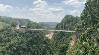越南白龍玻璃吊橋「632公尺世界最長」　離地150公尺懼高症慎入