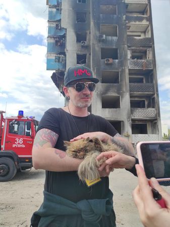 ▲公寓遭炮擊！烏克蘭貓咪困7樓「1個月沒東西吃」...消防員險救援。（圖／翻攝自Facebook／Eugene Kibets）