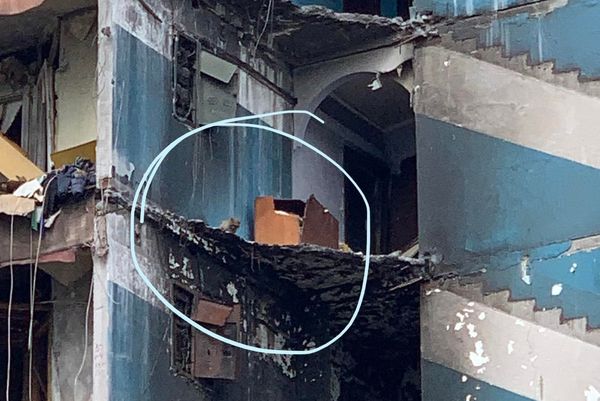 ▲公寓遭炮擊！烏克蘭貓咪困7樓「1個月沒東西吃」...消防員險救援。（圖／翻攝自Facebook／Eugene Kibets）