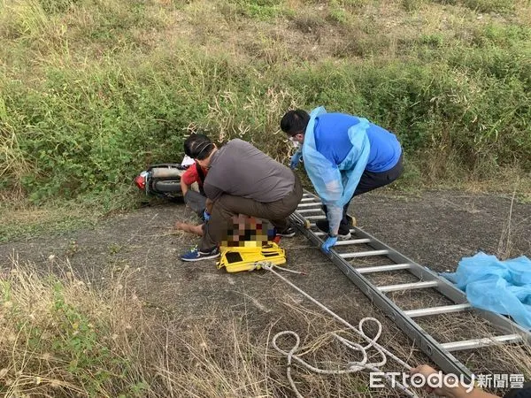 ▲枋寮消防隊人員到內寮溪堤防救護 。(圖/記者陳崑福翻攝,下同)
