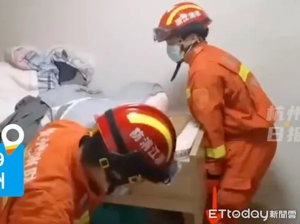 ▲▼ 陸女子洗澡,天花板掉下來一隻色狼 。(圖/翻攝 澎湃新聞)