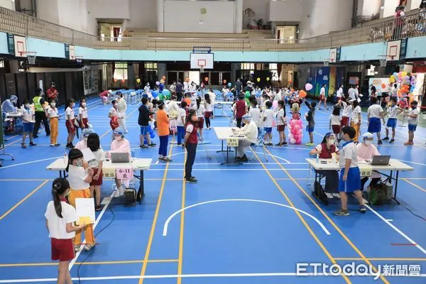 ▲兄妹接種完莫德納想吐、頭痛,台中累計9童請疫苗假未到校。(圖/記者游瓊華攝)