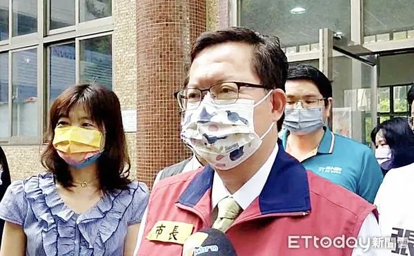 ▲桃園市長鄭文燦12日視察桃園國小學童接受疫苗後表示,預估全市學童疫苗接種覆蓋率可達四成。(圖/記者沈繼昌翻攝)