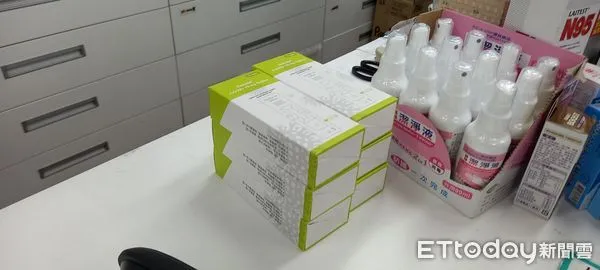 ▲淡水區健康人生藥局,下午一點多就有民眾前來排隊購買唾液快篩,每人限買兩劑,不到10分鐘就銷售完▼ 。(圖/記者鄭遠龍攝)