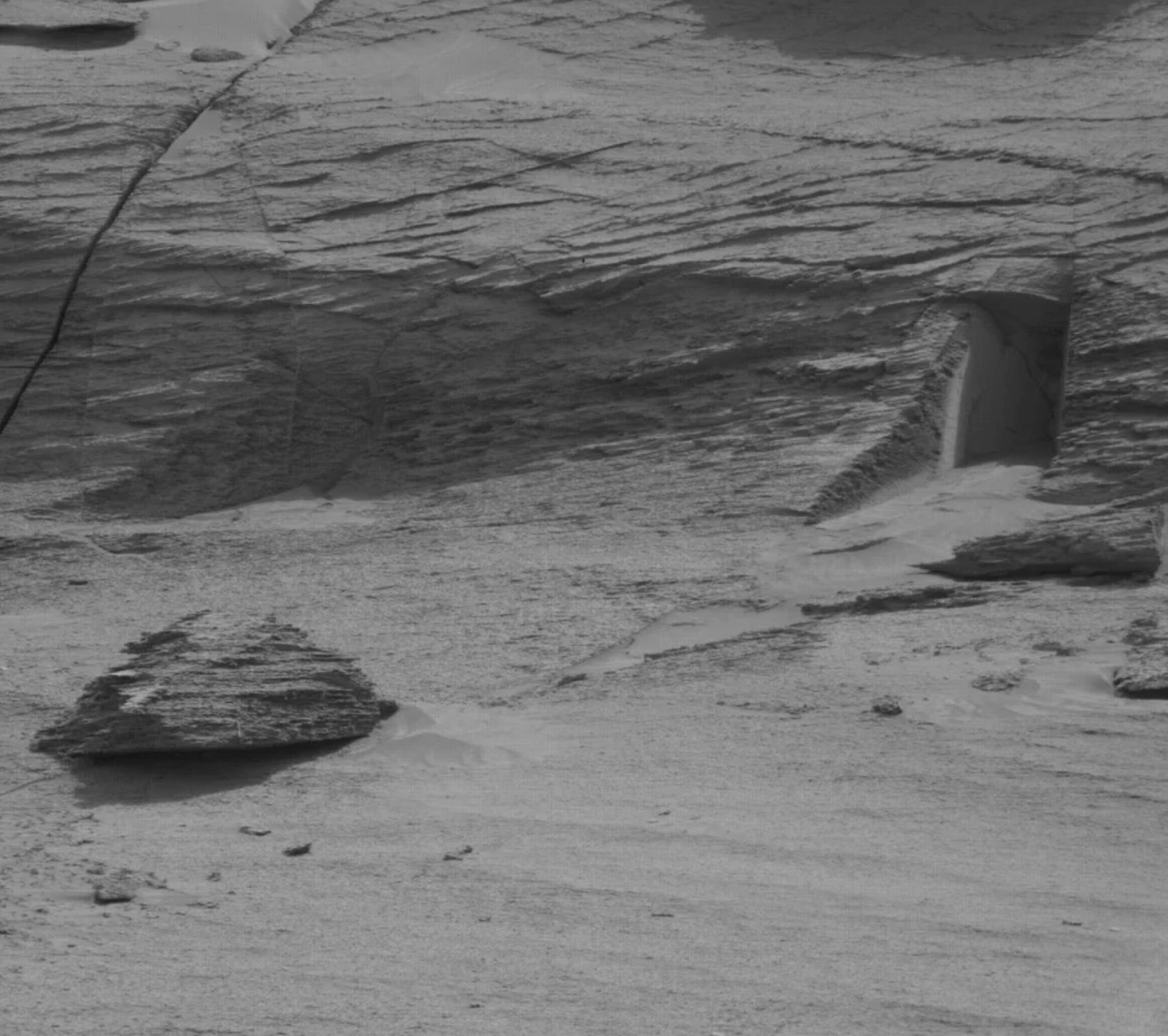 ▲▼火星出現狀似入口地門的地形 。（圖／翻攝NASA）