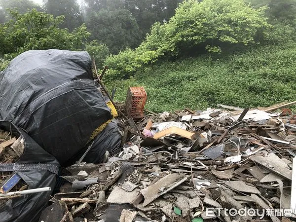 ▲五峰仙境被染指 竹東環保蟑螂半年倒滿一個羽球場。(圖/記者陳凱力翻攝)