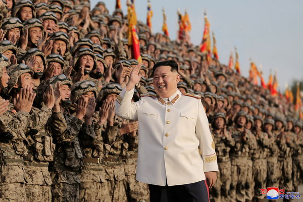 ▲▼北韓今年4月舉行各種大型政治軍事活動，金正恩甚至與數萬人拍攝合照，恐怕是導致疫情爆發的原因。（圖／路透社）