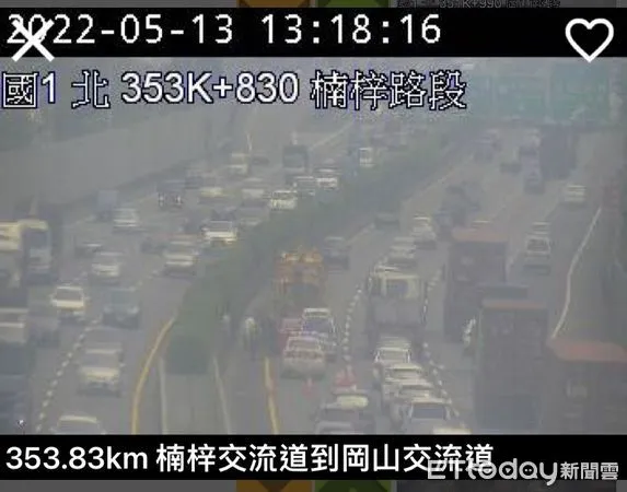 ▲▼國道1號高雄楠梓、岡山段車禍。(圖/翻攝國道監視器)