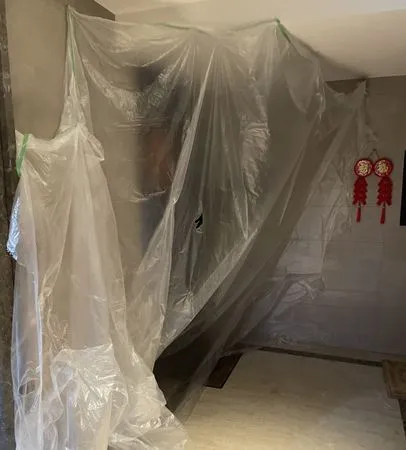 ▲父女3人在家居隔,大門竟被管委會貼塑膠布,家人氣炸提告。(圖/民眾提供)