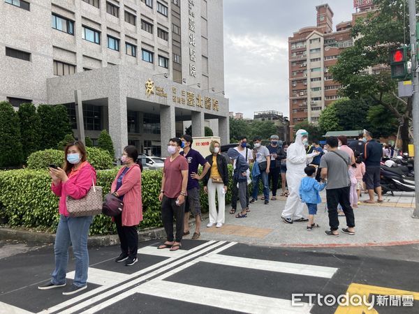 ▲▼新北市新莊的台北醫院PCR採檢排隊人潮。（圖／記者許靖騏攝）