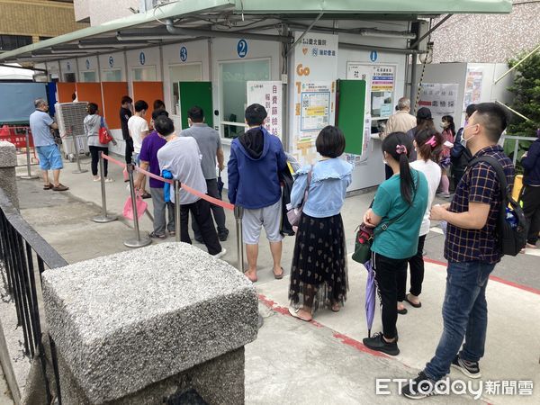 ▲▼新北市新莊的台北醫院PCR採檢排隊人潮。（圖／記者許靖騏攝）