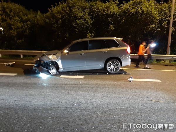 ▲▼快訊／國道三號5車連環撞14傷　1人噴飛南下車道「頭部變形亡」。（圖／記者吳奕靖翻攝）