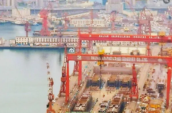▲▼網傳大連某處船廠,一次建造6艘052DG型驅逐艦。(圖/翻攝自微博)