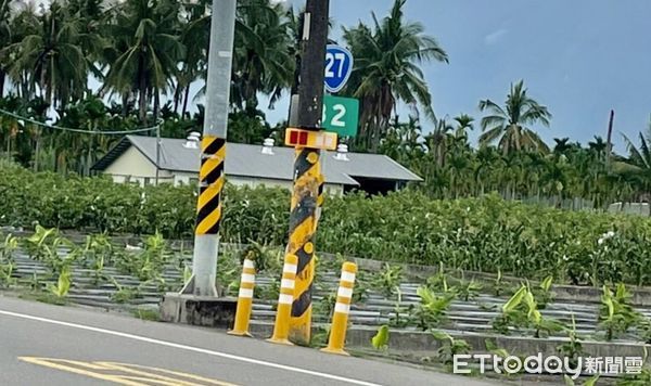 ▲國泰皮革工業有限公司及益加聯實業有限公司致贈里港警分局太陽能爆閃警示燈            。（圖／記者陳崑福翻攝，下同）