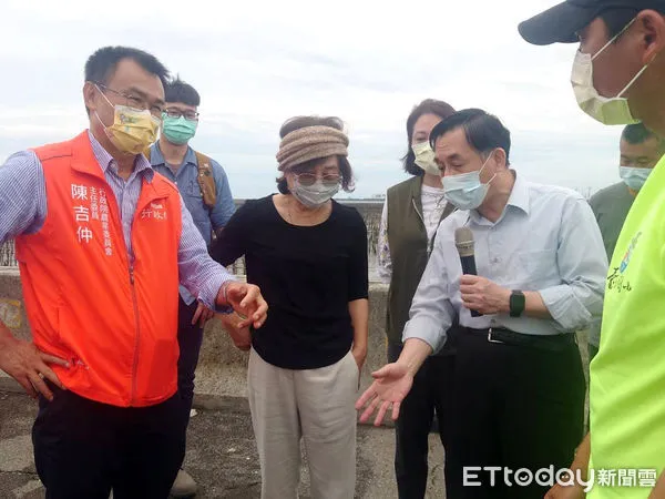 ▲立法委員蘇治芬邀集農委會主委陳吉仲等人,至雲林口湖、台西兩海口鄉鎮,勘查口湖耕作困難地及低地利土地,以及台西牡蠣養殖專區。(圖/記者蔡佩旻翻攝)