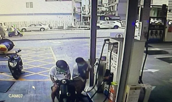 ▲▼男子加油後要付錢不知掉落1張千元鈔,原本無奈認賠,不料隔天竟失而復得。(圖/警方提供)