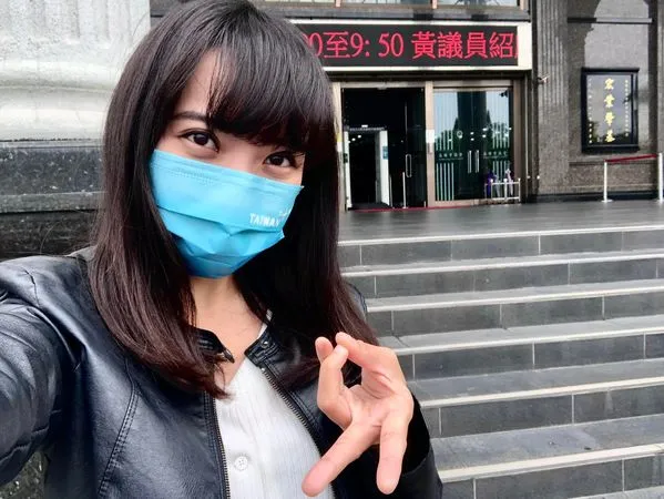 ▲▼黃捷出關上工了!跟風韓星「倒V」自拍,網讚:辣妹議員回歸。(圖/翻攝自黃捷FB粉絲專頁)
