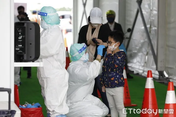 ▲▼在總統蔡英文增加篩檢站的指示下,由北榮負責的中正紀念堂車來速PCR篩檢站今天早上八點正式啟用。大批民眾或開車或騎車或步行,大批湧入中正紀念堂進行PCR篩檢。(圖/記者湯興漢攝)