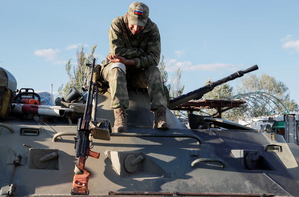 ▲▼親俄部隊軍人在烏克蘭馬力波（Mariupol）街道上站崗。（圖／路透）