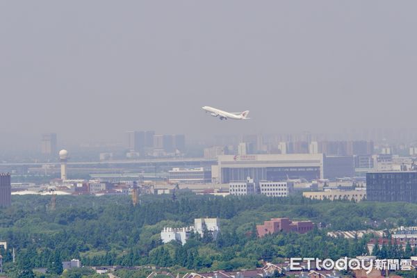 ▲▼進行訓練中的客機在虹橋機場落地之後，直接再次加速起飛。（圖／記者趙禕攝）