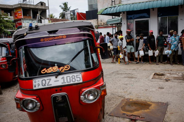 ▲▼斯里蘭卡最後一天供應汽油，車主大排長龍等加油。（圖／路透）