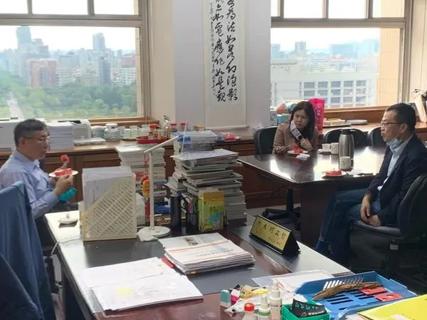 ▲游淑慧17日與前台北市議員羅智強拜會柯文哲。(圖/翻攝自Facebook/游淑慧 台北市議員)