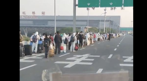 ▲大陸網友拍下虹橋火車站外排隊的人龍。（圖／翻攝微博）