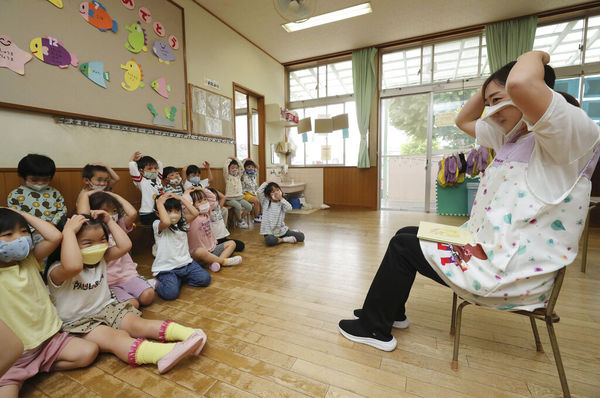▲▼日本幼稚園老師佩戴透明口罩。（圖／達志影像／美聯社）