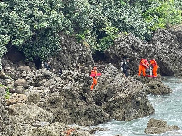 ▲海巡署援萬里桐救援潛水客             。（圖／民眾提供）