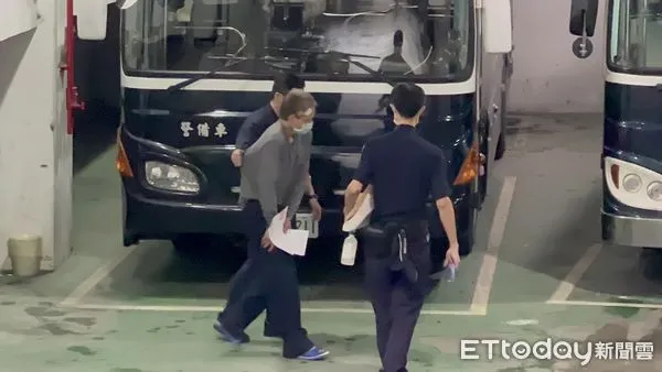 ▲▼曾性侵女藝人幫傭!「孤狼淫賊」遭收押 跛腳貼OK繃上囚車畫面曝。(圖/記者劉昌松攝)