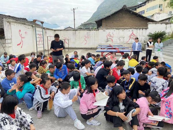 ▲四川雅安地震，400師生65秒內撤離至教室外空礦區。（圖／翻攝澎湃新聞）