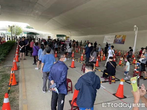 ▲▼台中中央公園「大型PCR給藥得來速」上路。(圖/記者游瓊華翻攝)