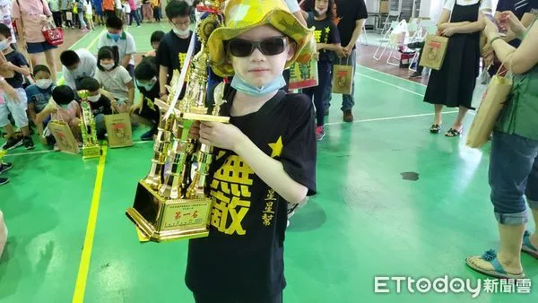 ▲台南市由南新國中方子晏及永福國小盧懷宇等2位同學脫穎而出,通過教育部複審,獲得總統教育獎殊榮。(圖/市府提供)