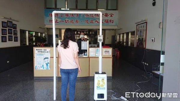 ▲▼ 布袋警友會購買消毒門。(圖/布袋分局提供)