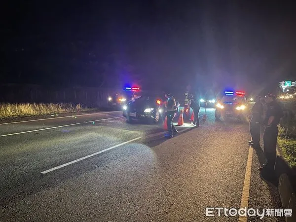 ▲枋寮分局攔查載運木材車輛,進行檢查 。(圖/記者陳崑福翻攝,下同)