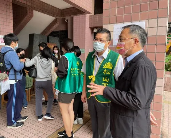 ▲蔡炳坤21日到松山工農巡視會考考場狀況。(圖/翻攝自Facebook/蔡炳坤)
