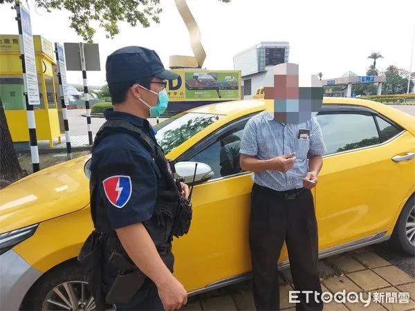 ▲台南一名李先生誤信網路詐騙,一人拿了百萬到高雄機場說要幫忙繳稅領黃金 。(圖/記者吳奕靖翻攝)