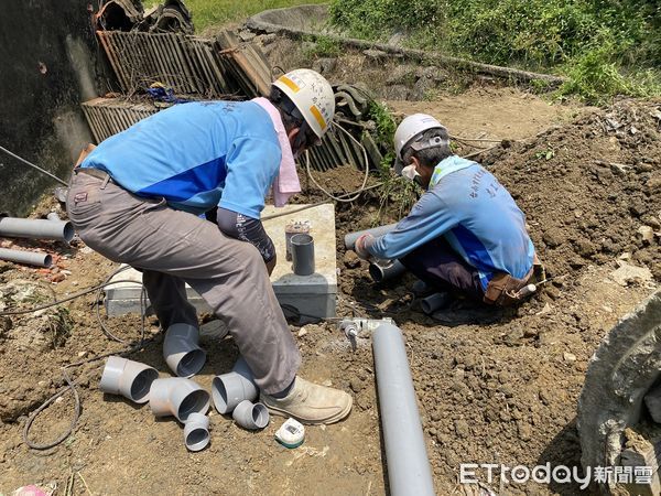 ▲台南市「做工行善團」木工及電氣志工夥伴，22日一早為儘快改善弱勢案家居住品質，兵分各路前往關廟區、柳營區、安定區為弱勢案家修繕房屋。（圖／記者林悅翻攝，下同）