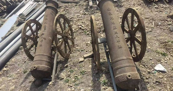 大陸山東省日照市一處資源回收站近日出現2門年代久遠的大砲。（圖／翻攝自微博）