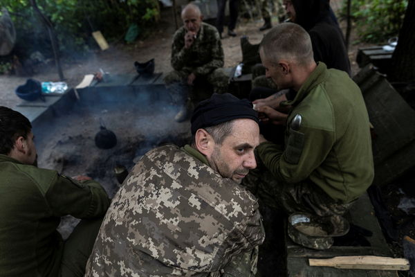 ▲▼烏克蘭武裝部隊軍人在頓內茨克附近一個砲兵陣地休息。（圖／路透）