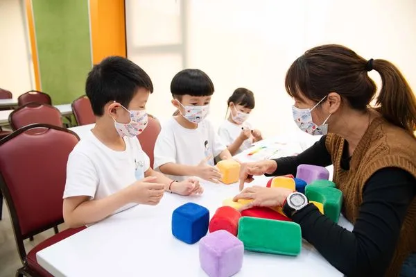 ▲▼疫情下有超過5成家庭「親子衝突增加」,家扶邀請知名藝人許瑋甯、賴雅妍、鄭元暢等創作,為遭受精神不當對待兒少發聲。(圖/家扶基金會)