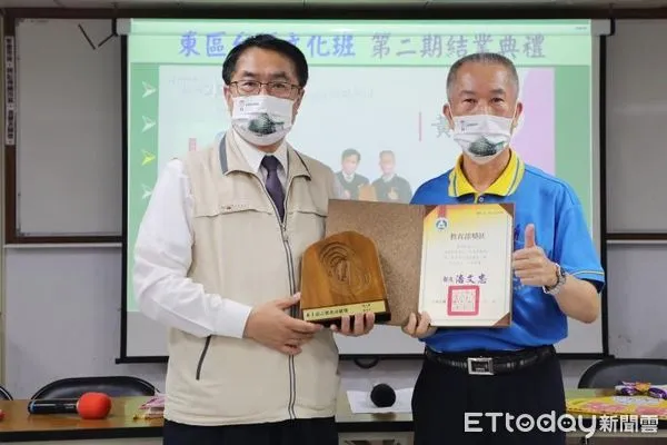 ▲台南市東區台語文化班第二期23日結業,市長黃偉哲特別到場頒贈獎狀、獎品給每位學員,並感謝授課的台語老師黃良成校長。(圖/記者林悅翻攝,下同)