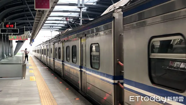 ▲台中新烏日站,台鐵列車進站出站,捷運高鐵台中站,五權車站。(圖/記者謝婷婷攝)